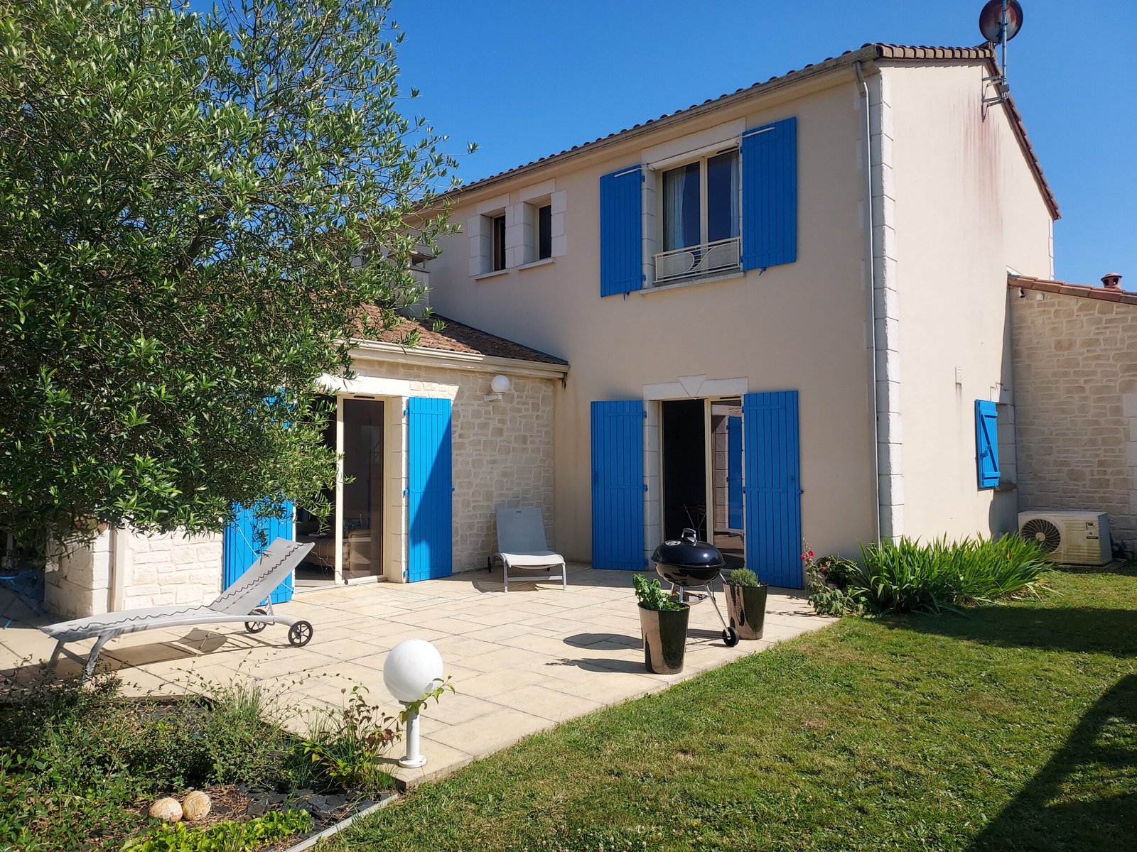 Façade Est avant travaux, portes cintrées bleues sur enduit blanc - Maison Bord de Mer, La Parure d'Écume - Sandra Leclerc, Architecte d'intérieur et Décoratrice