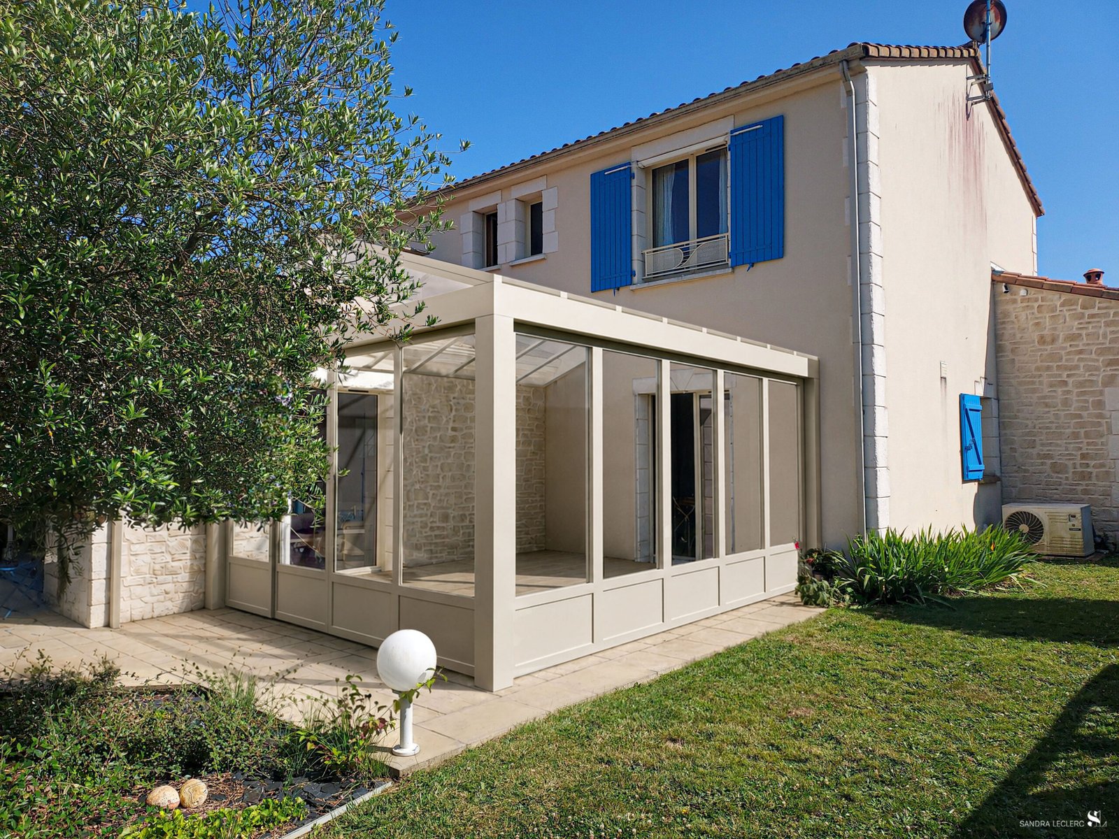 Façade Est retouchée, bardage bois clair et menuiseries grises - Maison Bord de Mer, La Parure d'Écume - Sandra Leclerc, Architecte d'intérieur et Décoratrice