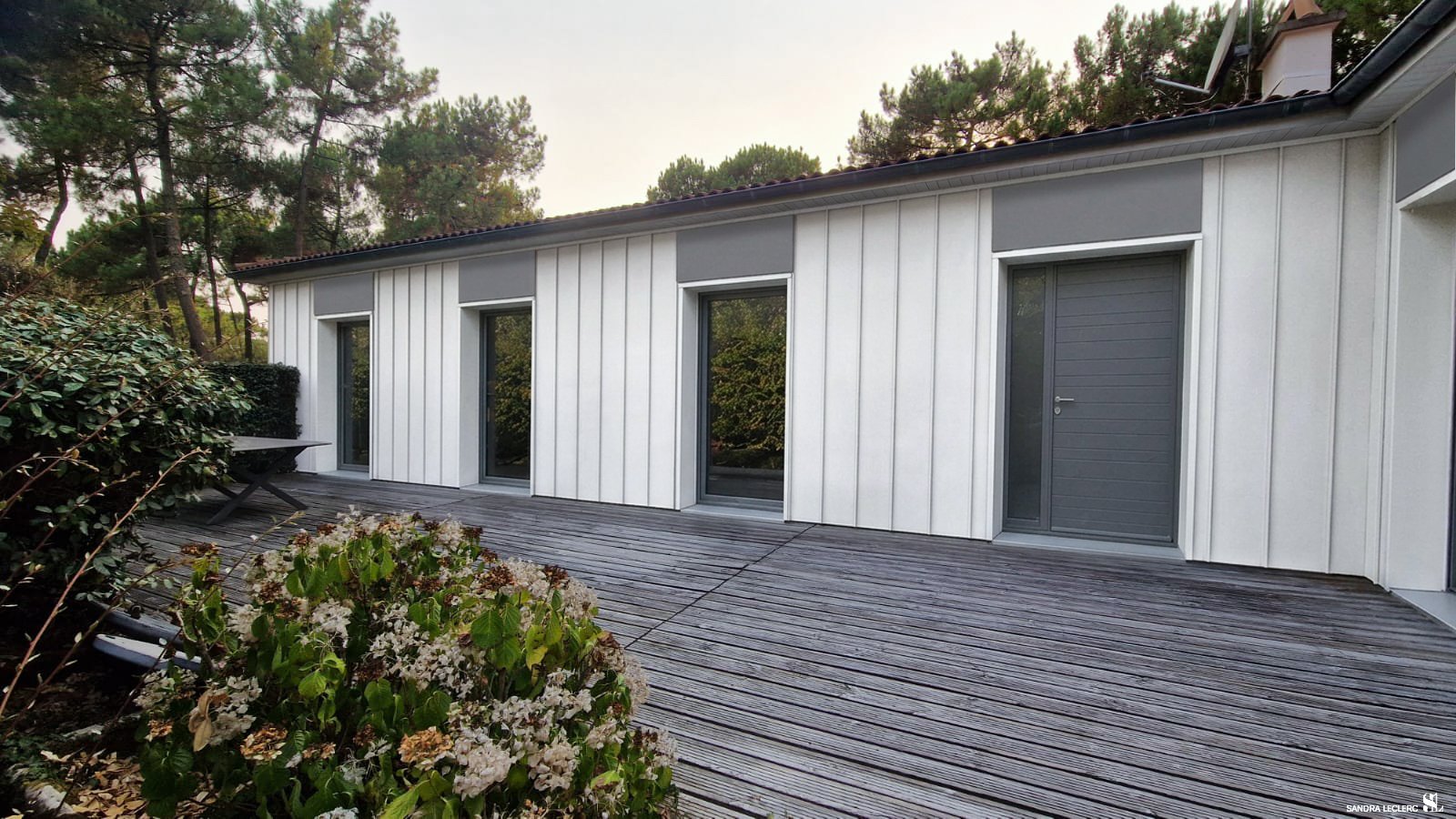 Façade Est retouchée, bardage bois clair et menuiseries grises - Maison Bord de Mer, La Parure d'Écume - Sandra Leclerc, Architecte d'intérieur et Décoratrice