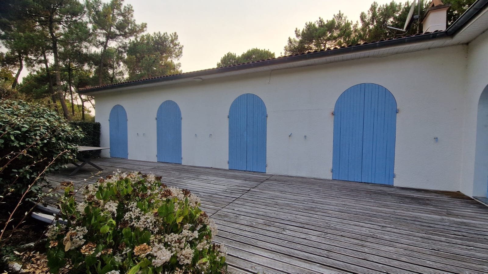 Façade Est avant travaux, portes cintrées bleues sur enduit blanc - Maison Bord de Mer, La Parure d'Écume - Sandra Leclerc, Architecte d'intérieur et Décoratrice